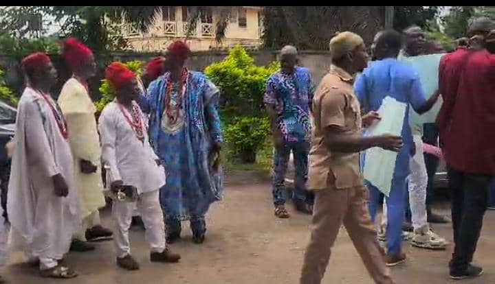 Okpella Kingship: Ukhomunyio Leaders Storm Government House, Benin Palace, Reject Sado as Okuokpellagbe