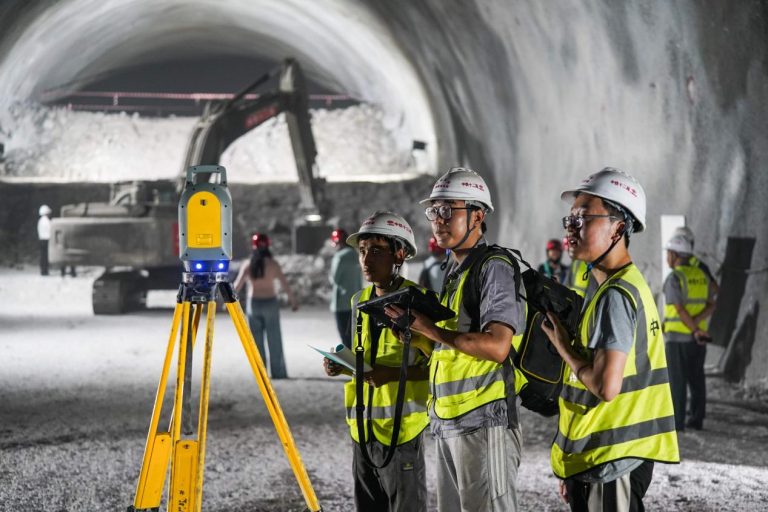 How construction of Xi’an-Yan’an High-Speed Railway ensures reliable network coverage