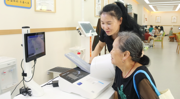 Chongqing pioneers senior-focused fitness facility