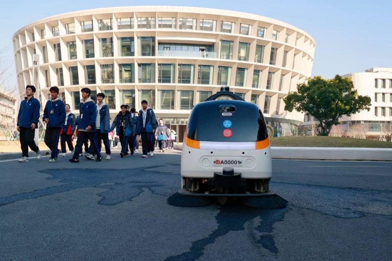 Surge in cleaning robot exports signals upgrade in China’s foreign trade structure